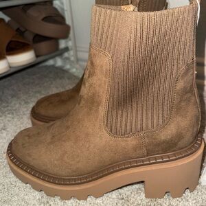 Universal Thread Tan Suede Ankle Chelsea boots